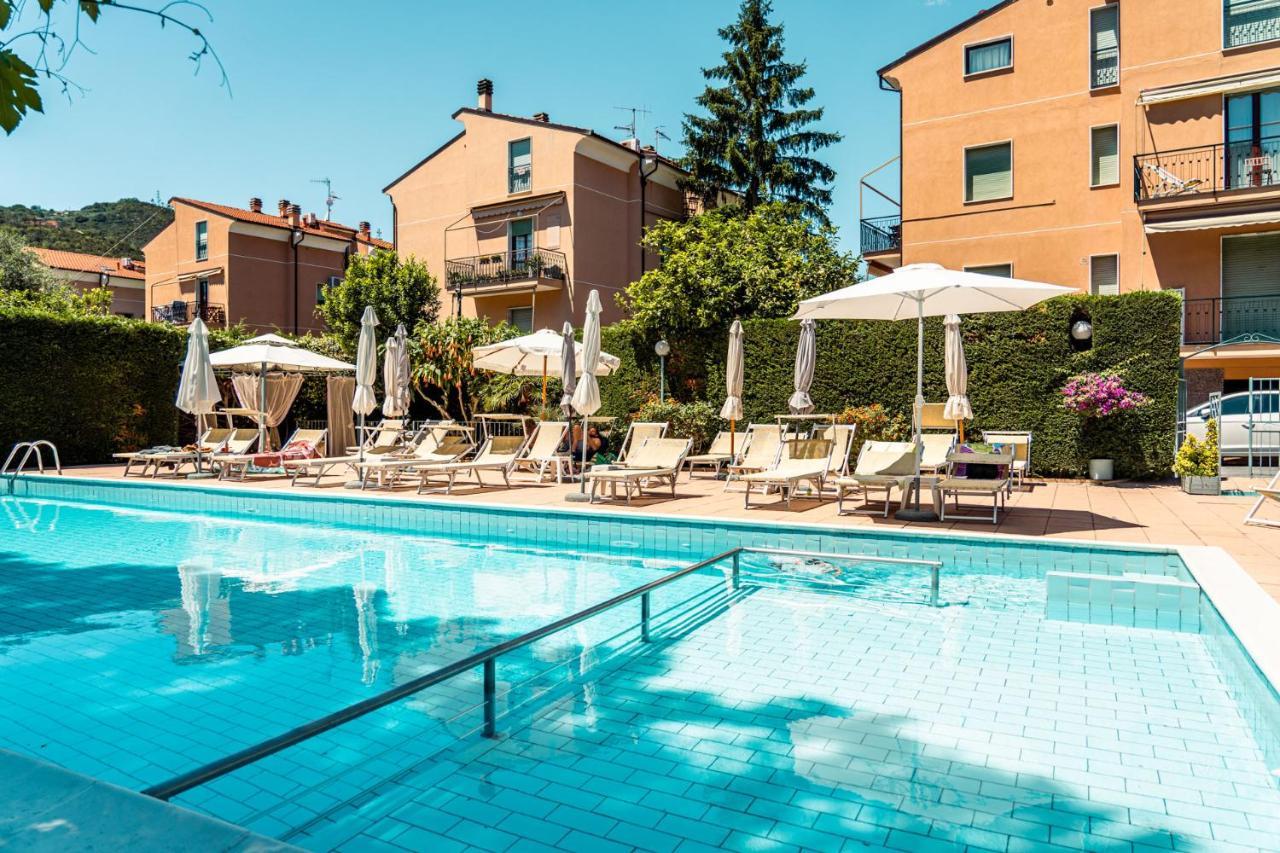 Residence Holidays Pietra Ligure Εξωτερικό φωτογραφία