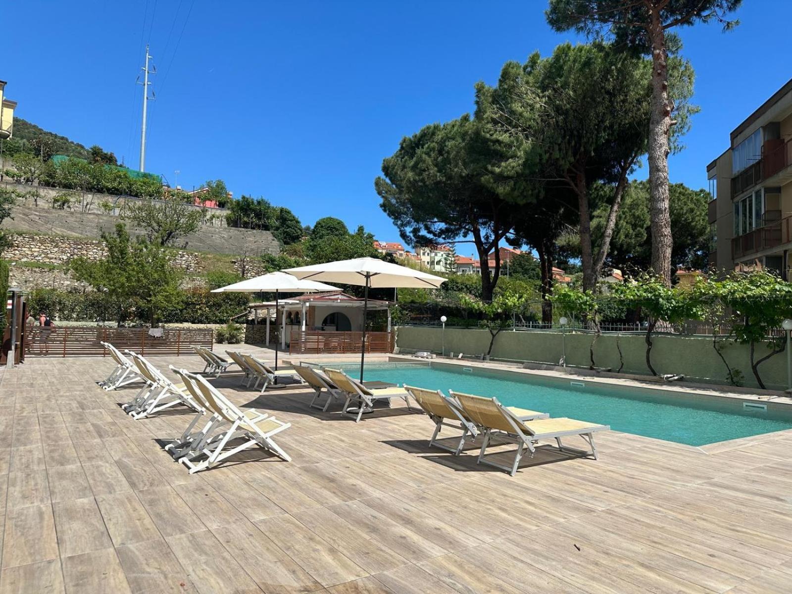 Residence Holidays Pietra Ligure Εξωτερικό φωτογραφία