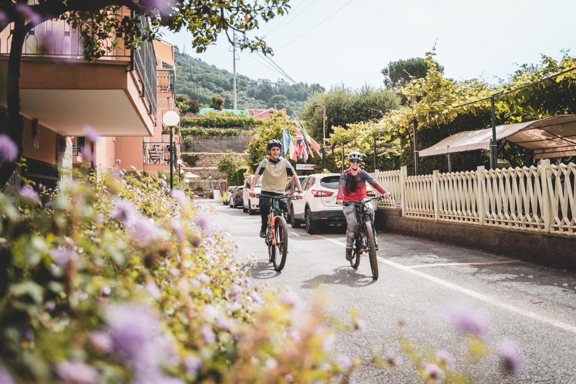 Residence Holidays Pietra Ligure Εξωτερικό φωτογραφία
