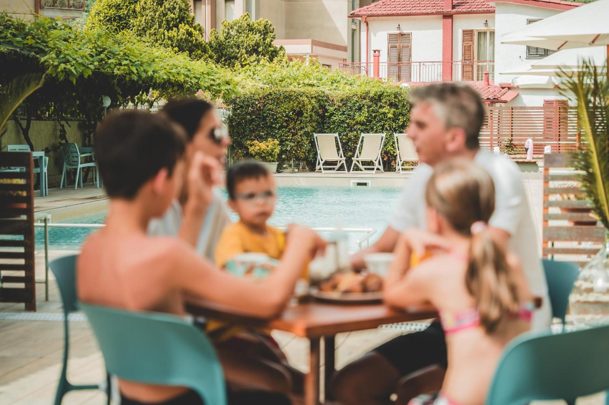 Residence Holidays Pietra Ligure Εξωτερικό φωτογραφία