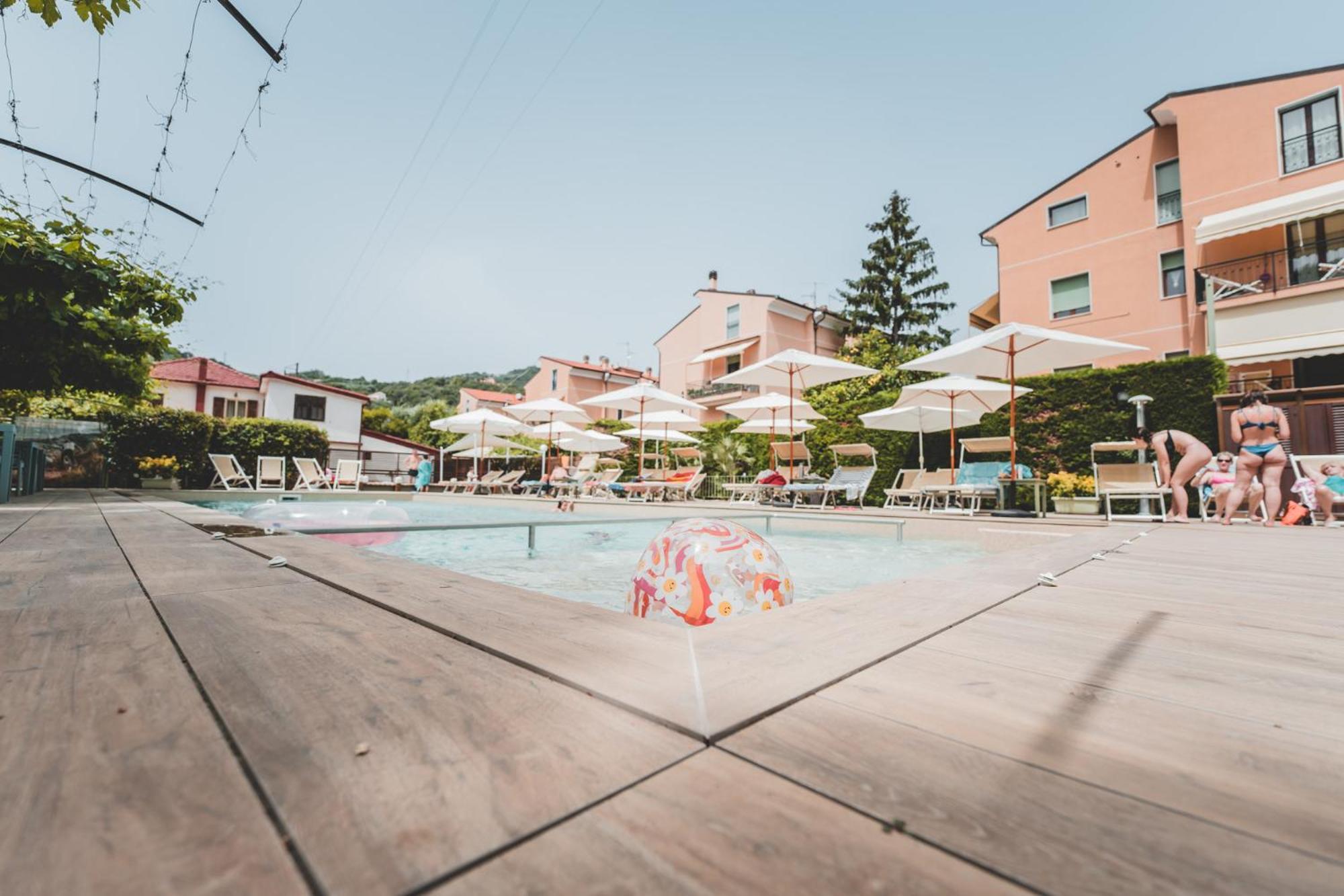 Residence Holidays Pietra Ligure Εξωτερικό φωτογραφία